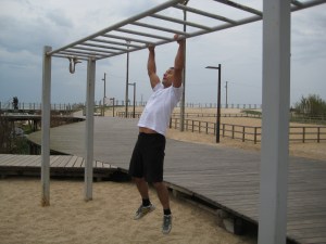 Paulo Sena fazendo elevações com pega em pronação